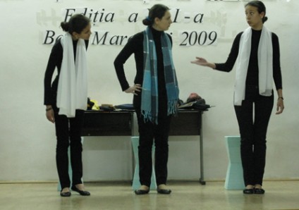 Simina, Andreea şi Liviana din Craiova vor să conserve istoria liceului în care învaţă
